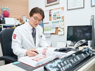반복되는 여드름과 흉터, 피부과 맞춤 치료 고려해야