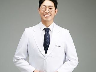 앞니 임플란트, 잇몸뼈 부족하면 뼈이식 후 식립해야
