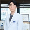 겨울철 허리통증 원인 척추관협착증, 비수술 정형외과 치료로 개선 가능