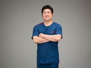 갑작스러운 어깨 통증 ‘오십견’, 도수치료로 호전할 수 있어