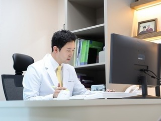 탈모 심해지는 겨울철, 모발이식 고민 늘어나는 이유