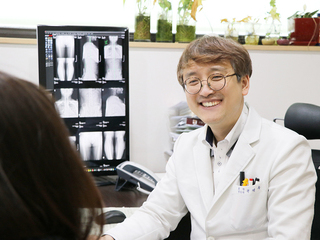 성장기 청소년 척추측만증, 올바른 대처방법과 적절한 도수치료방법
